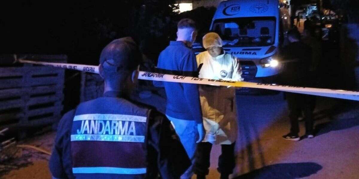 Kan Donduran Cinayet, Anne Babasını Öldürdü Akrabalarını Yaraladı