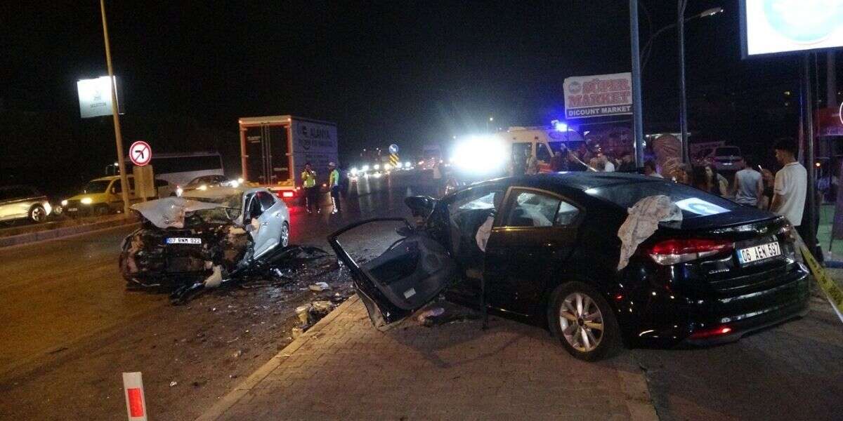 Otomobil Dehşeti! Yayayı Ezdi, Karşı Şeride Geçip Takla Attı: 2 Ölü, 2 Yaralı