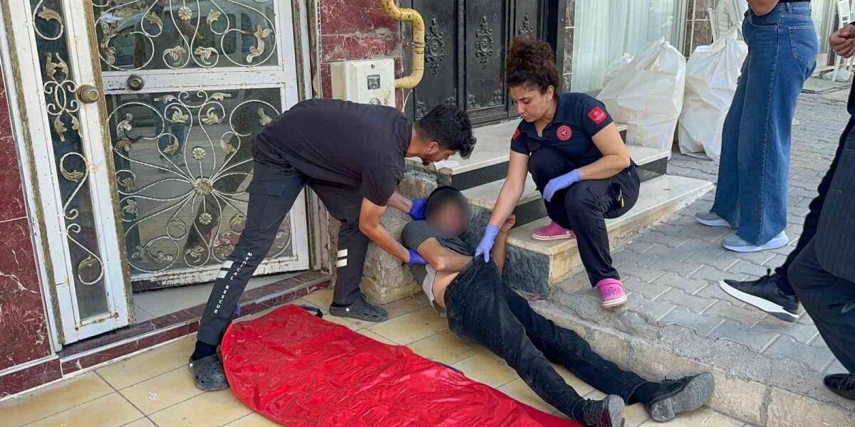 Mahallede Panik Dolu Anlar: Madde Bağımlısı Kaldırıma Yığıldı