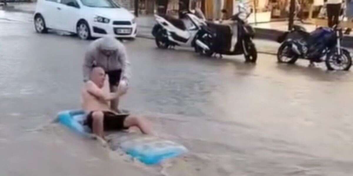 Fethiye Etkili Yağışa Teslim! Turistler Nehre Dönen Sokaklarda Deniz Yatağı İle Kaydı