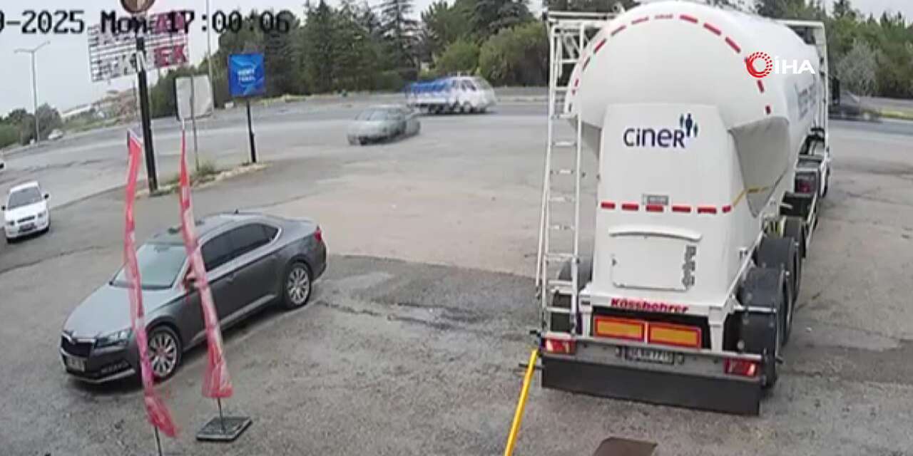 Kontrolü Kaybeden Otomobil Park Halindeki Tankere Çarptı: 3 Ölü, 2 Yaralı