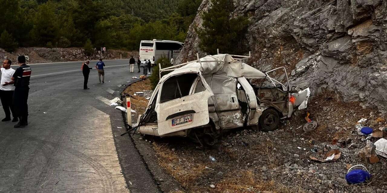 Yolcu Otobüsü ile Hafif Ticari Araç Çarpıştı