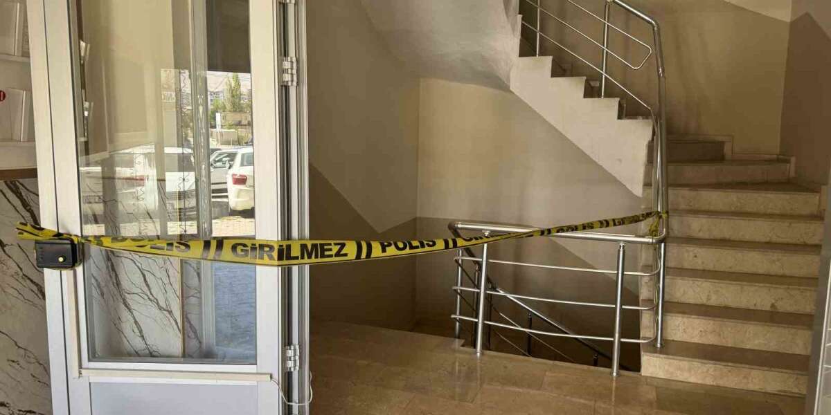 3’üncü Kattan Merdiven Boşluğuna Düştü  Ağır  Yaralandı