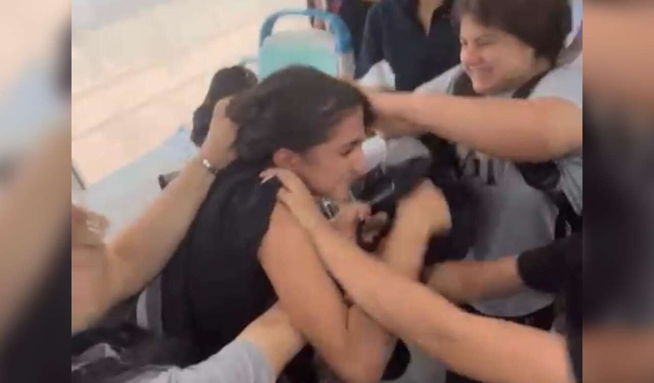 Kız Öğrenciler Saç Saça Kavga Etti: O Anlar Kameraya Böyle Yansıdı