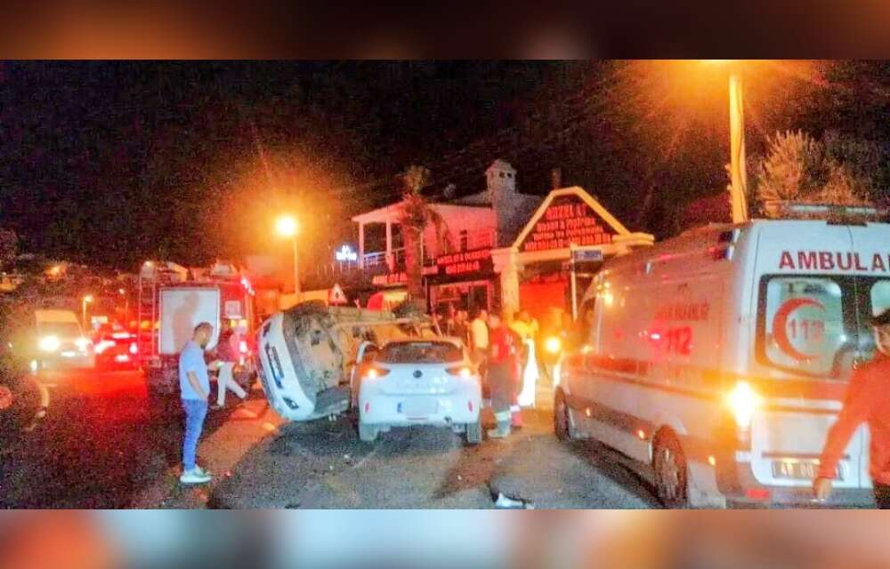 Akşam Saatlerinde Oldu: Muğla'da Kamyonet ve Otomobil Çarpıştı