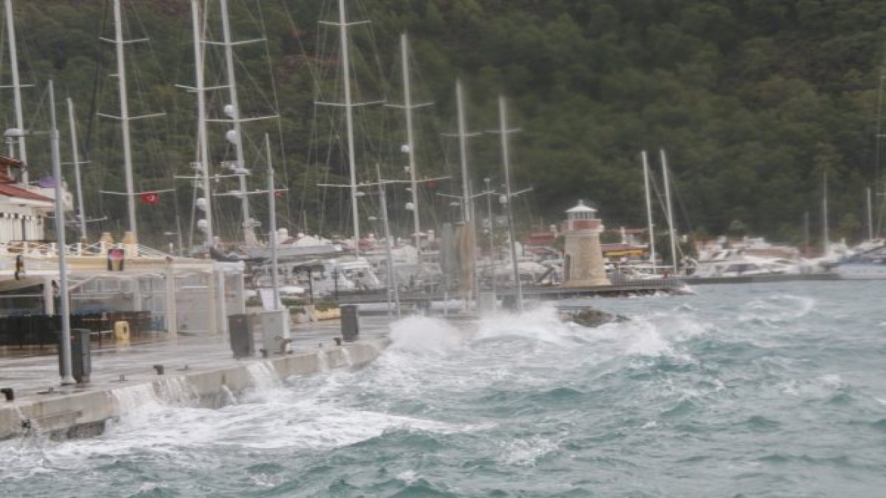 Marmaris’te fırtına etkili oluyor