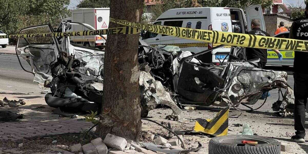 Kırmızı Işık Kabusu! Otomobil Direğe Çarpıp İkiye Bölündü: 1 Ölü, 1 Yaralı