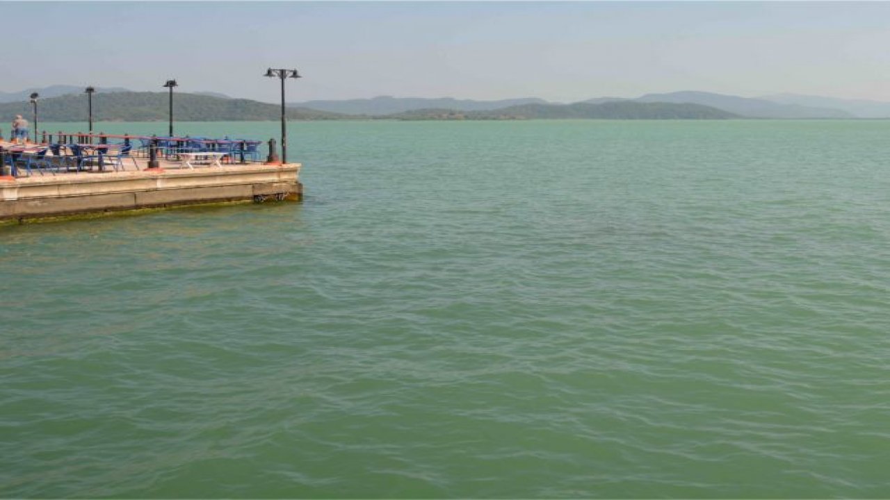 Gölde renk  değişimi