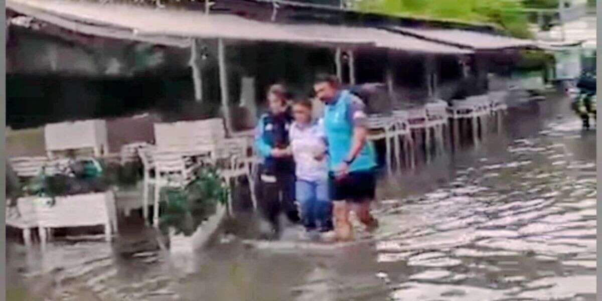 Fethiye’de Caddeler Göle Döndü: UMKE, 112’nin Ulaşamadığı Hastayı Hastaneye Ulaştırdı