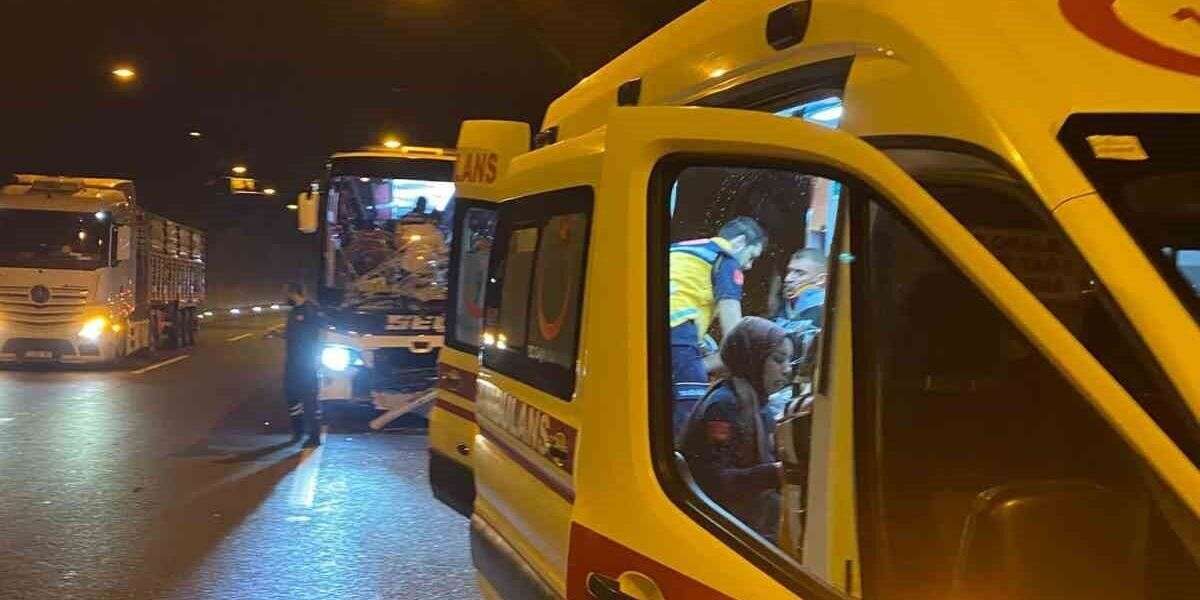Yolcu Otobüsü Tıra Çarptı: Çok Sayıda Yaralı Var