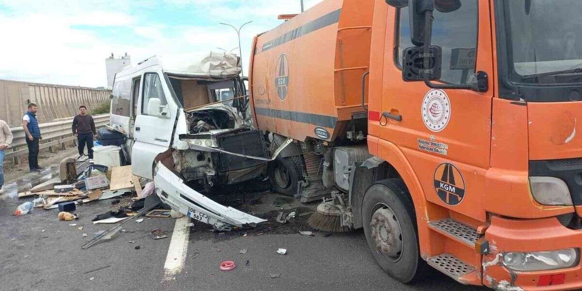 Minibüs-Otomobil Çarpışması Can Aldı: 1 Ölü, 1 Yaralı