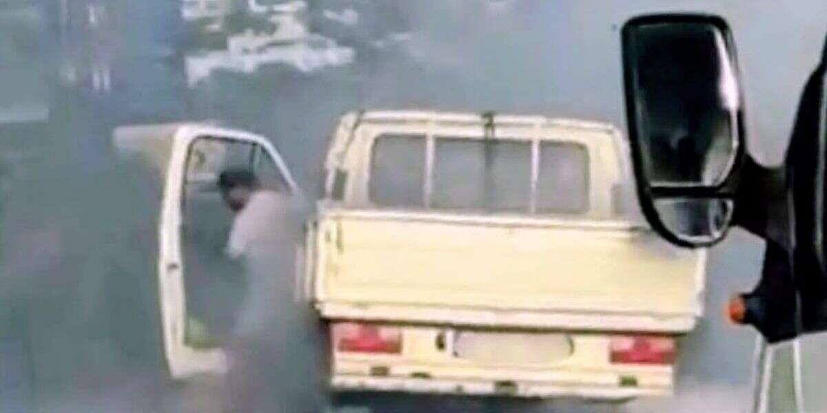 Seyir Halindeki Kamyonetten Dumanlar  Yükseldi