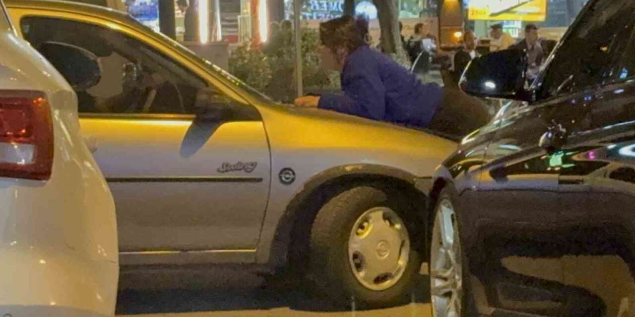 Kocasıyla Tartışan Kadın Otomobilin Kaputuna Yattı
