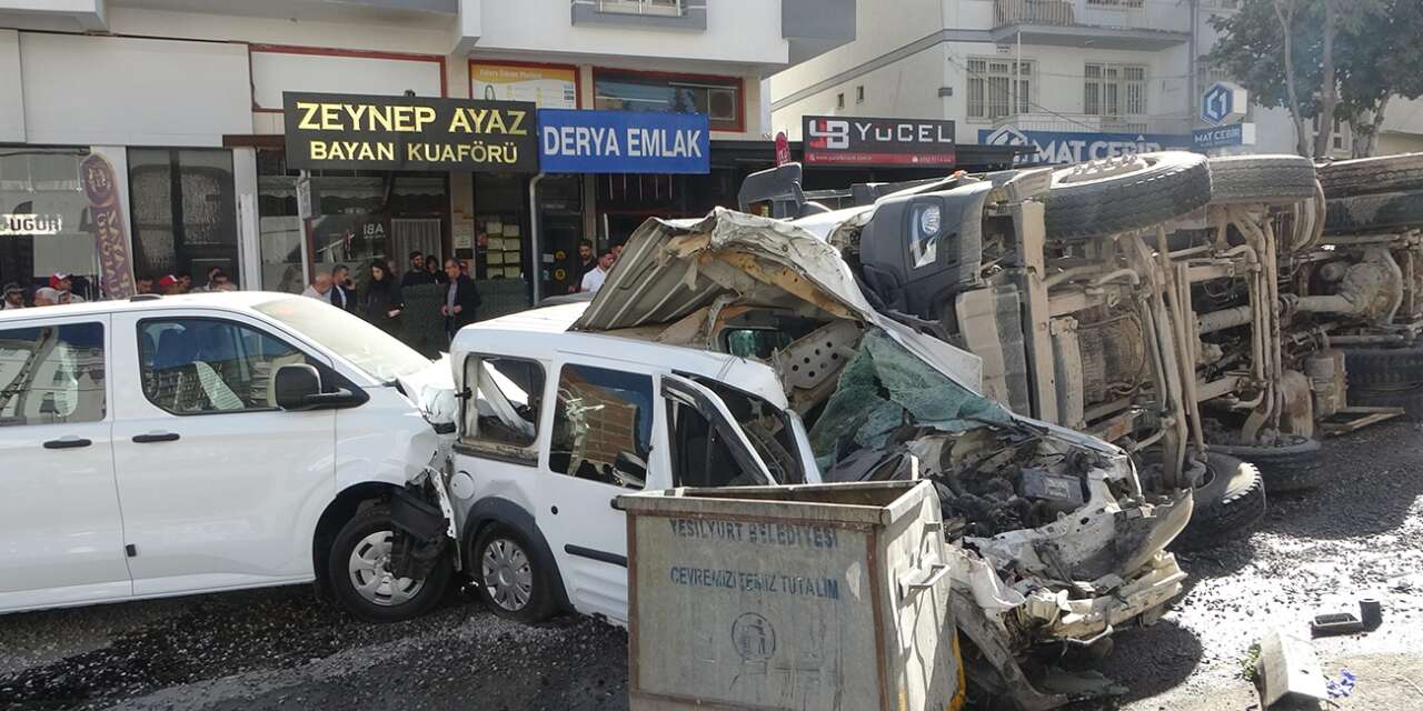 Freni Patlayan Mıcır Yüklü Kamyon Dehşet Saçtı: Işıkta Bekleyen Araçların Arasına Daldı, Ortalık Savaş Alanına Döndü