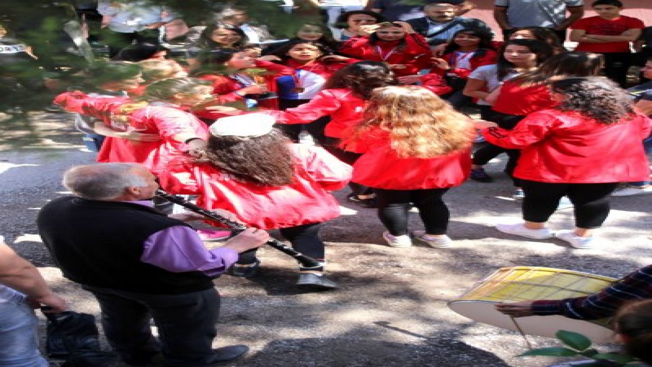 Sporculara davullu klarnetli karşılama