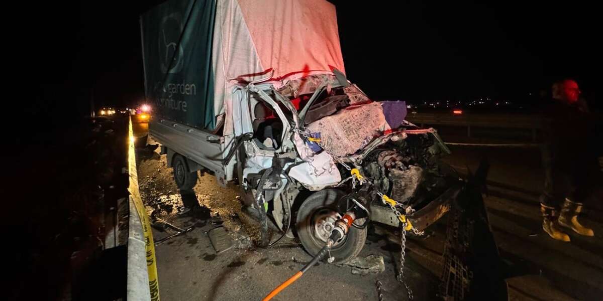 Kamyonet Kamyona Arkadan Çarptı: 1 Ölü, 1 Ağır Yaralı