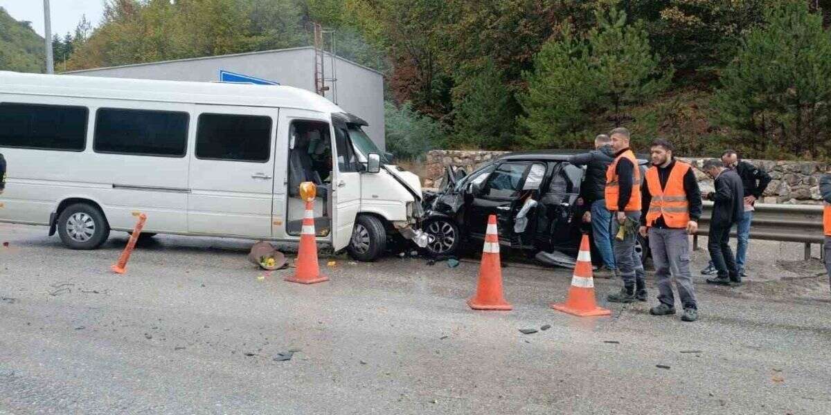 Karşı Şeride Geçen Minibüs Can Aldı! 1 Ölü