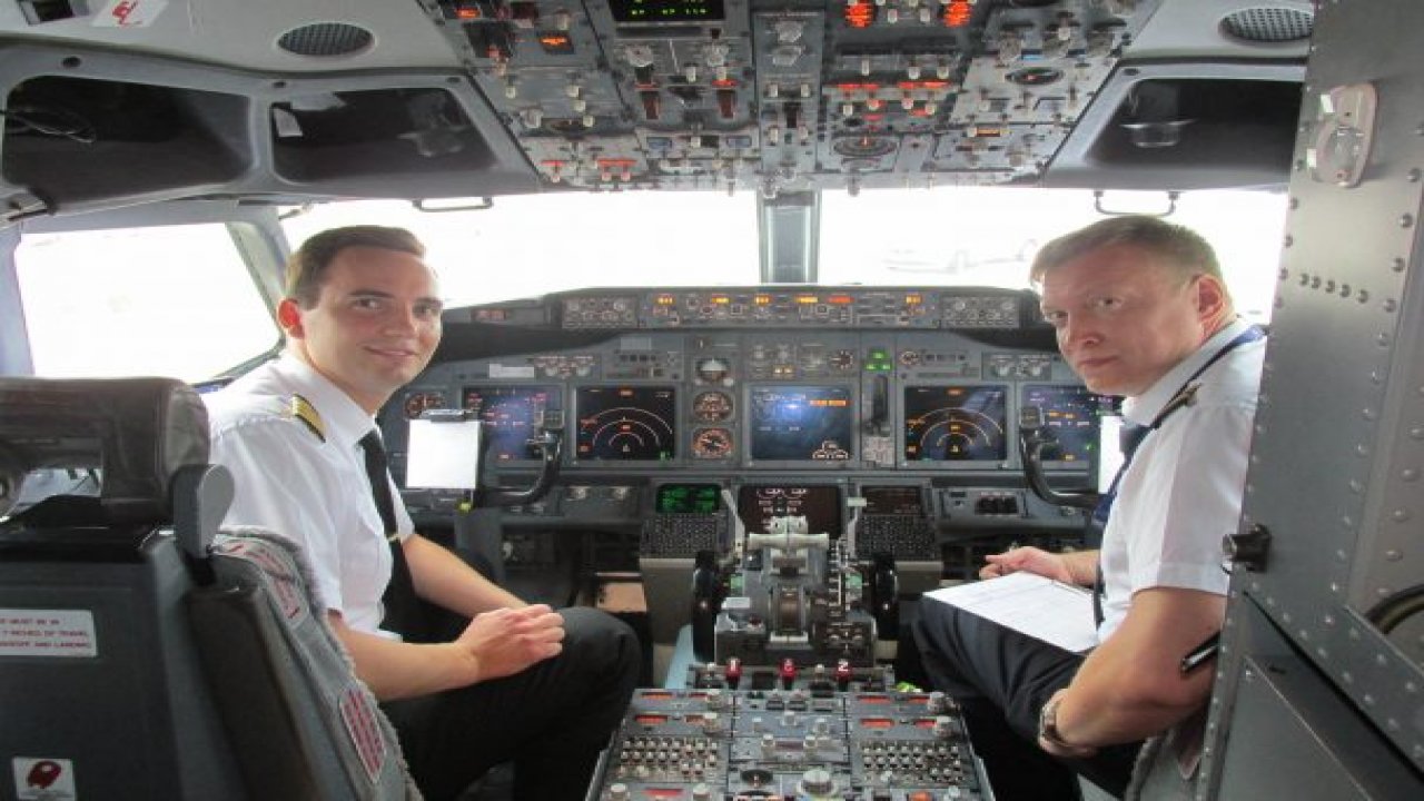 Rus pilotlar kutlamayı kokpitte yaptı