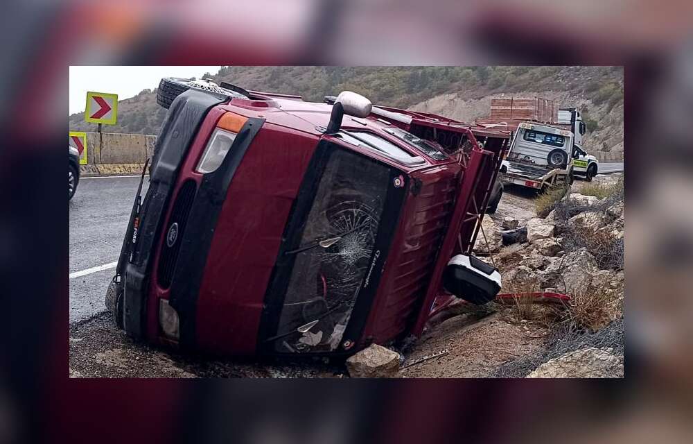 Kamyonet Su Kanalına Devrildi: 5 Kişi Yaralandı