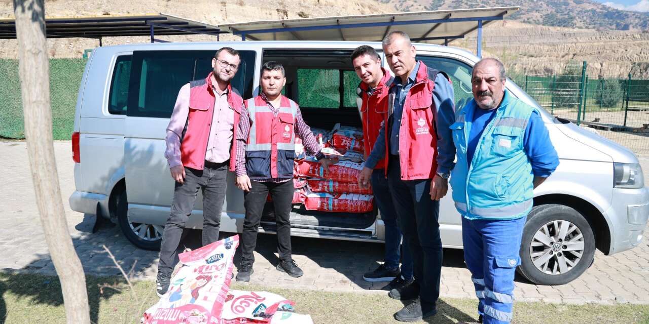 Aydın Vakıflar Bölge Müdürlüğü’nden Can Dostlara 1000 Kilogram Mama Desteği