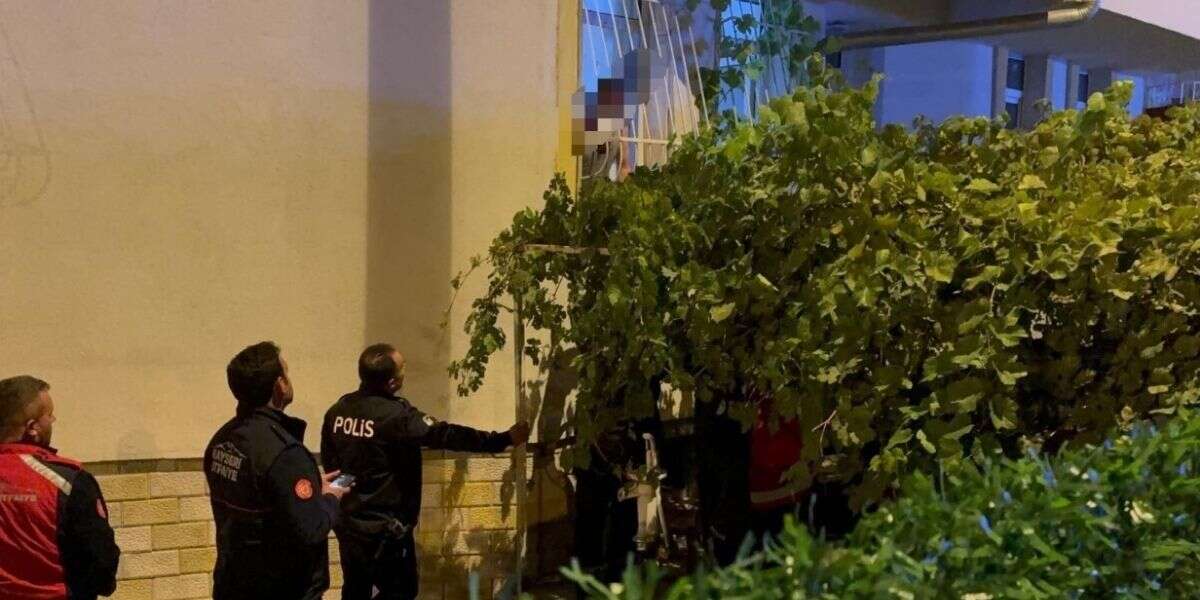 Pencerede Korku Dolu Anlar: Döner Bıçağıyla Kendini Kesmeye Çalıştı