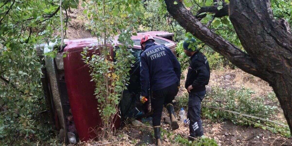 Virajı Alamayan Pikap Şarampole Uçtu! Yaralılar Var