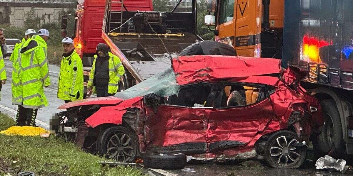 Yolda Can Pazarı! Otomobil Tırın Altına Girdi, 3 Ölü