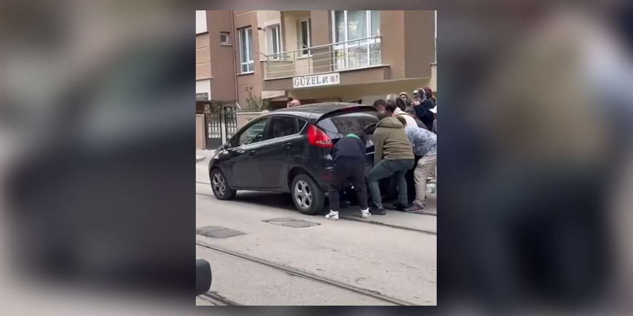 8 Yaşındaki Çocuk Otomobilin Altında Kaldı, Mahalle Seferber Oldu