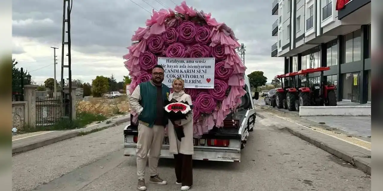 Eşine Dev Çiçek Şovu Yapan Adam Sosyal Medyayı Salladı