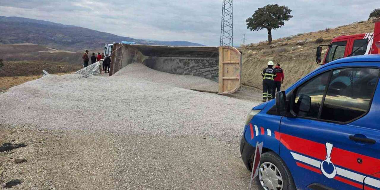 Mıcır Yüklü Kamyon Devrildi: Sürücü Yaralandı