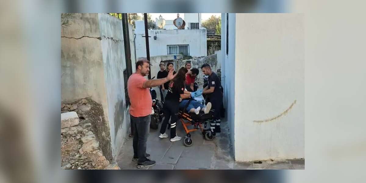 Muğla'da Motosiklet Direğe Çarptı Genç Sürücü Yaralandı