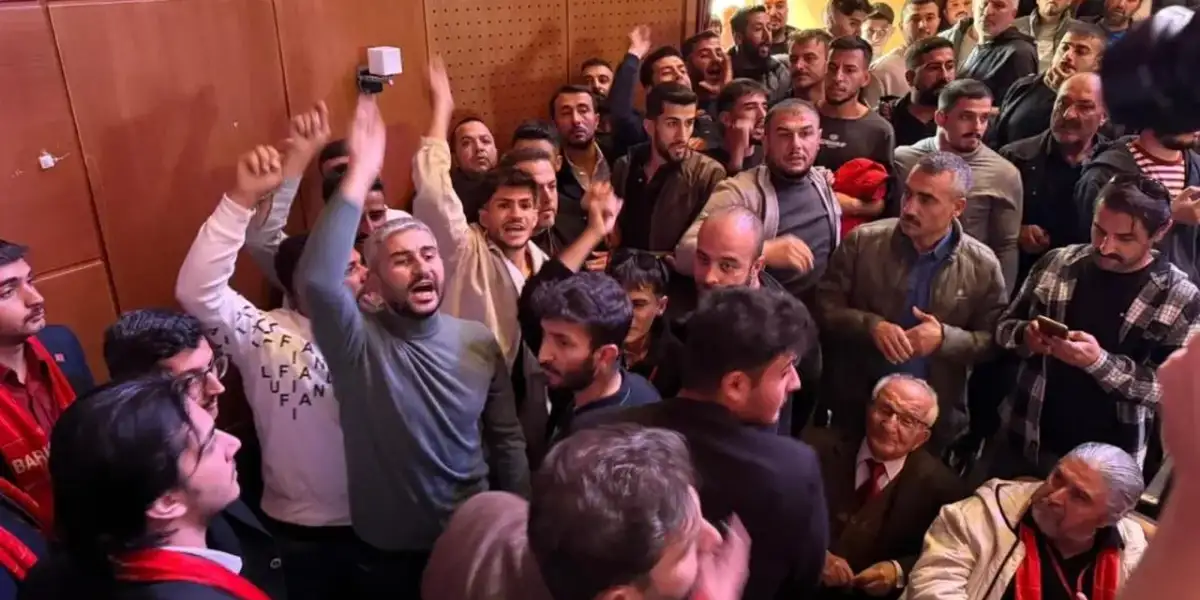 CHP İl Kongresi’nde Yumruklu Kavga! Salona Çevik Kuvvet Sevk Edildi