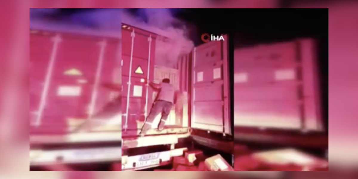 Seyir Halindeki Tır Alev Aldı: Makarnaları Dorseden Atarak Kurtarmaya Çalıştı