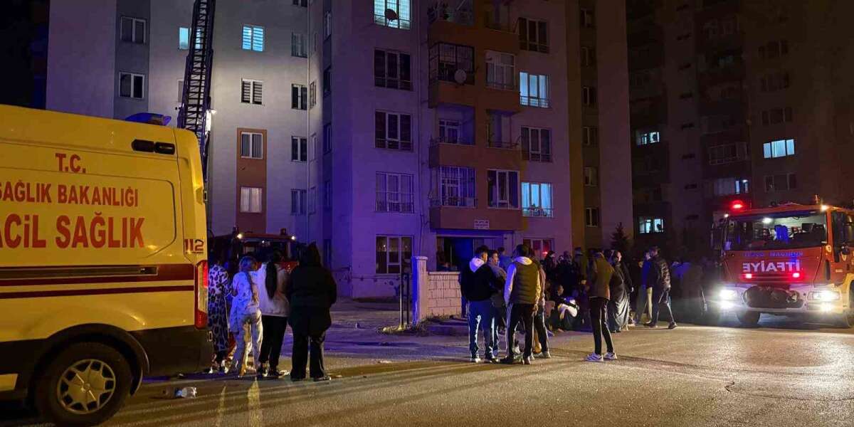 Binanın Koridorunda Çıkan Yangın Korkuttu: Apartman Sakinleri Sokağa Döküldü