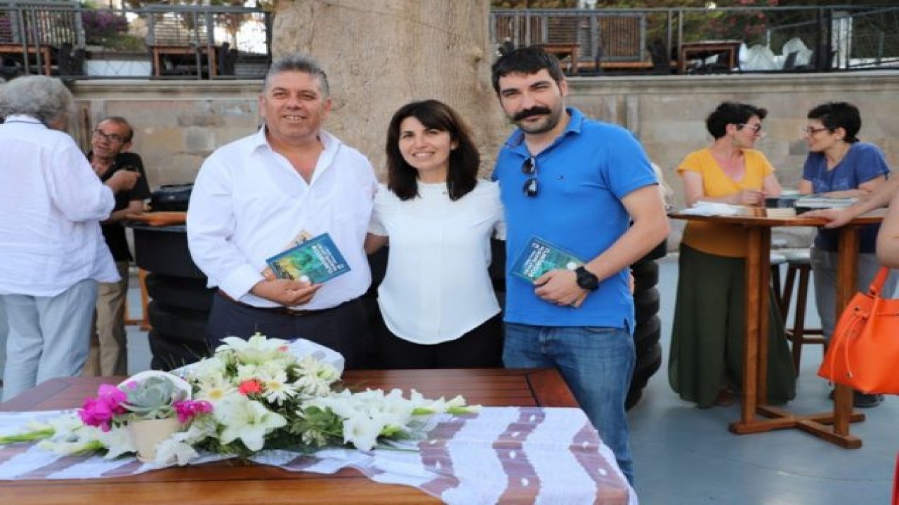 İmza gününde sevenleriyle birarada