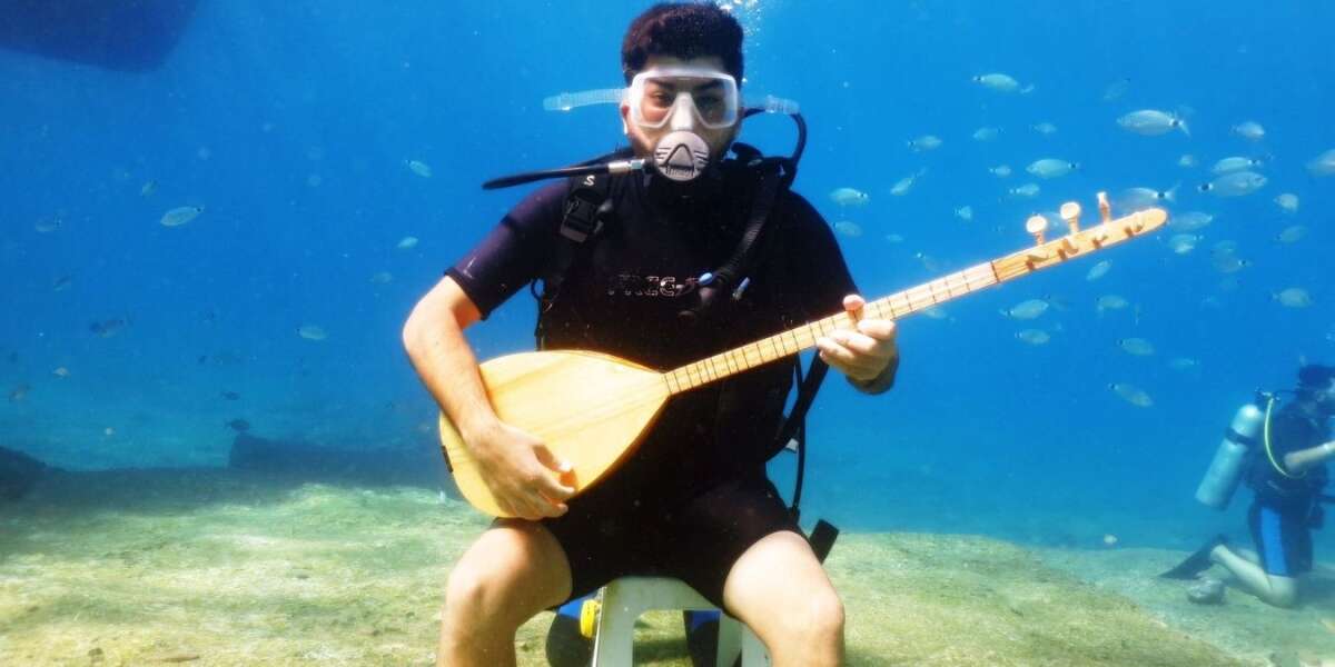 Fethiye’de Deniz Dibinde Saz Çalıp Türkü Söyledi