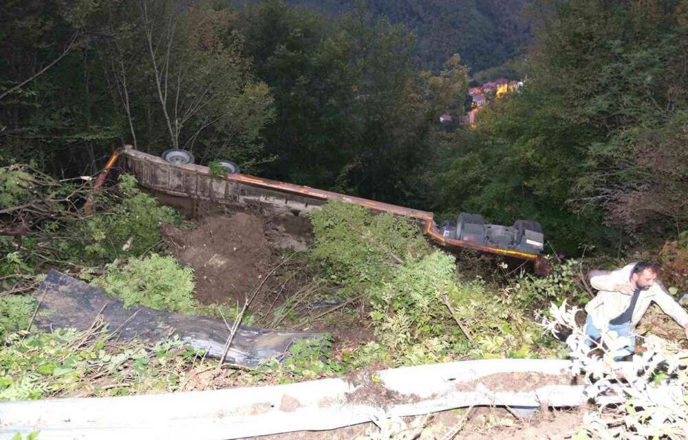 İş Makinesi Yüklü Tır Şarampole Devrildi: Sürücü Yaralandı