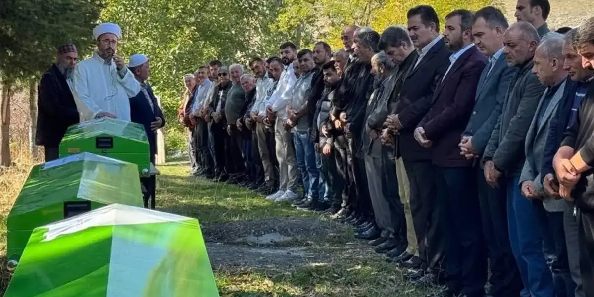 Pazardan Dönüş Faciası: 3 Kardeş ve Enişteleri Aynı Mezara Yan Yana Defnedildi