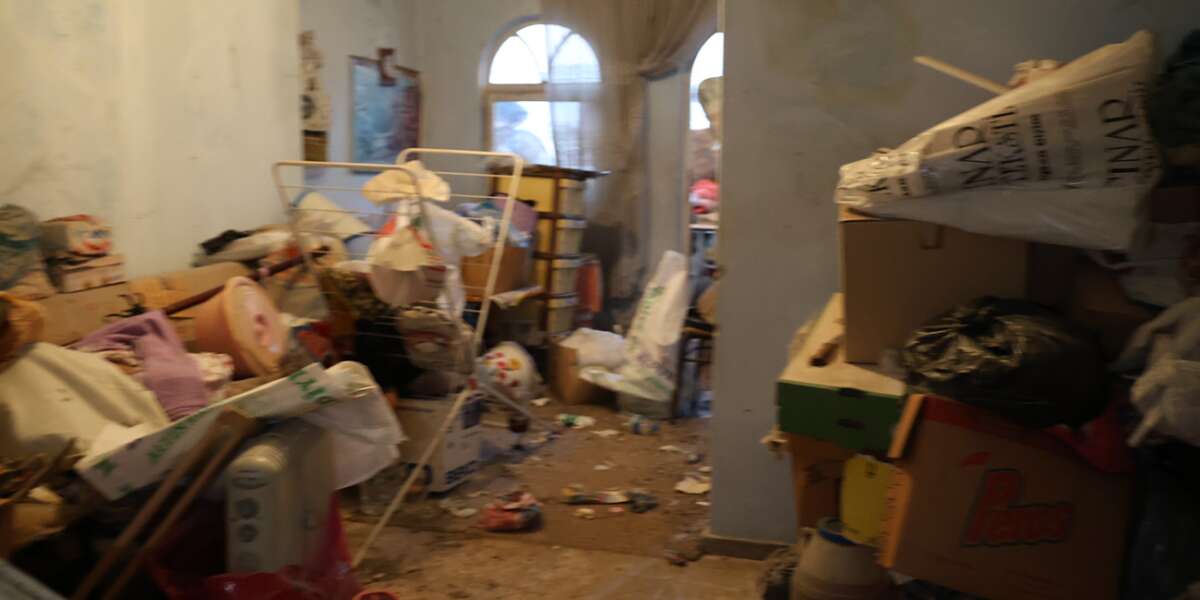 Bir Ay Boyunca Annesinin Cesediyle Aynı Evde Yaşadı!