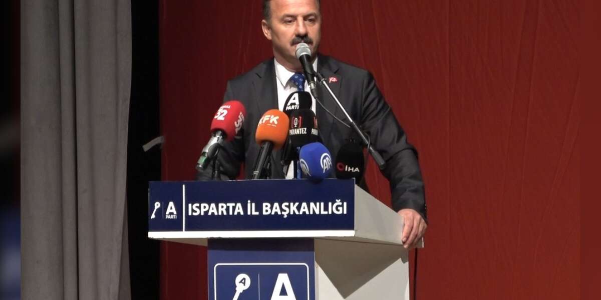 O Partinin Genel Başkanı Kürsüde Konuşurken Depreme Yakalandı! Salonda Kısa Süreli Panik Yaşandı