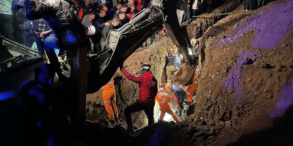 Kanalizasyon Göçük Faciası! Yeni Yaptıkları Evin Çukuru İki Kardeşin Mezarı Oldu