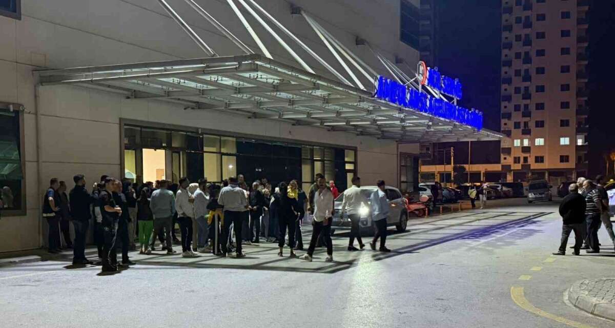 Düğün Salonu Önünde Babasıyla Tartışan Şahıslara Ateş Etti: 5 Yaralı