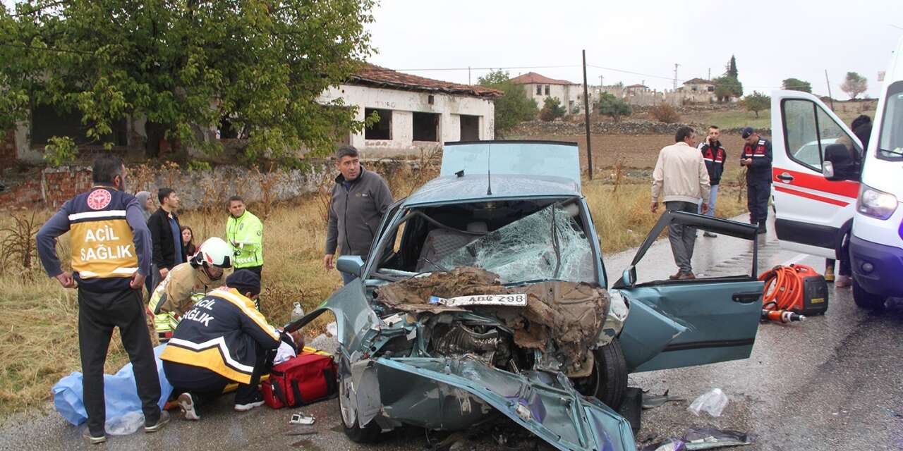 Feci Kaza: Otomobil Kamyonete Çarptı, 1 Bebek Öldü, 5 Yaralı