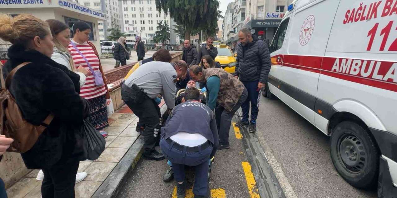 İnsanlık Ölmemiş: Fenalaşan Vatandaşa Çevredekiler İlk Müdahaleyi Yaptı