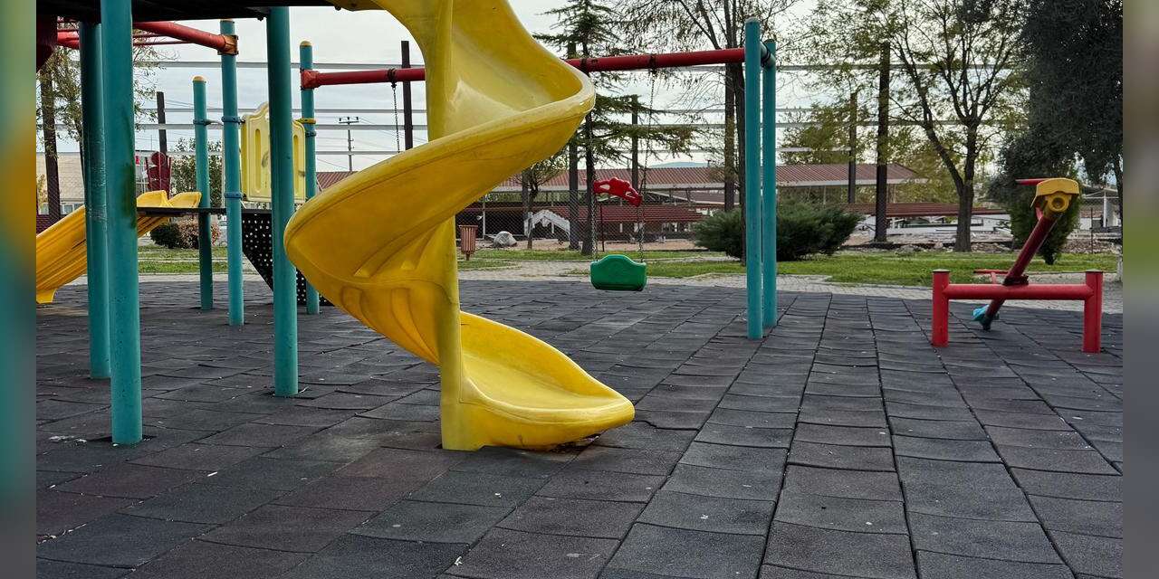 Menteşe'de Düğerek Parkları Dökülüyor: Çocuklar Tehlikede