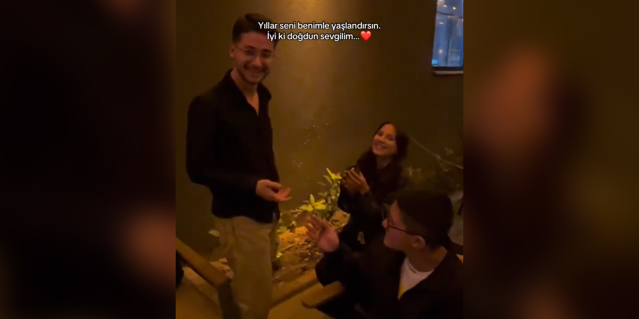 Geleneği Bozdu: Diz Çöken Kadın, Sevgilisine 'Benimle Evlenir misin?' Dedi"
