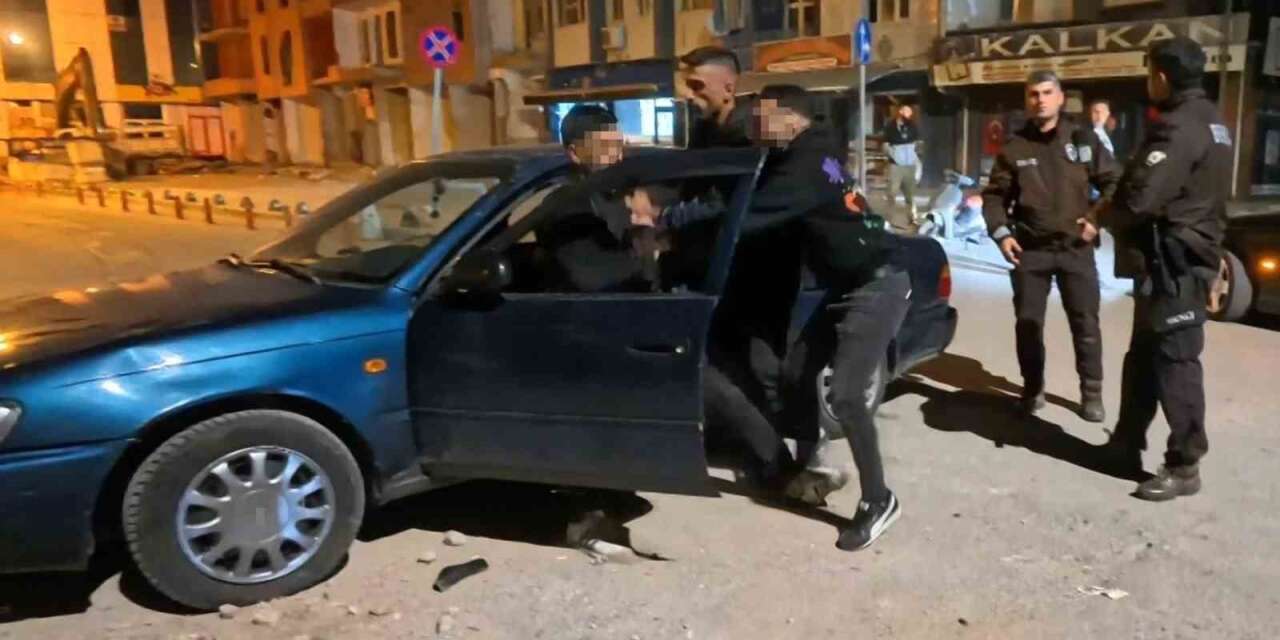 Tükürük Yüzünden Kavga Çıktı: Alkollü Şahsı Yakınları Bile Sakinleştiremedi