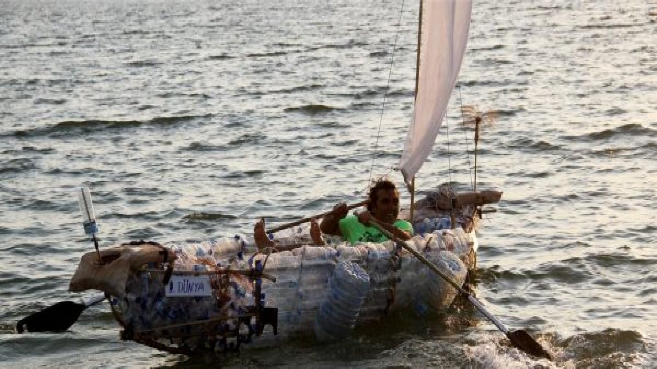 Pet şişelerden tekne yaptı