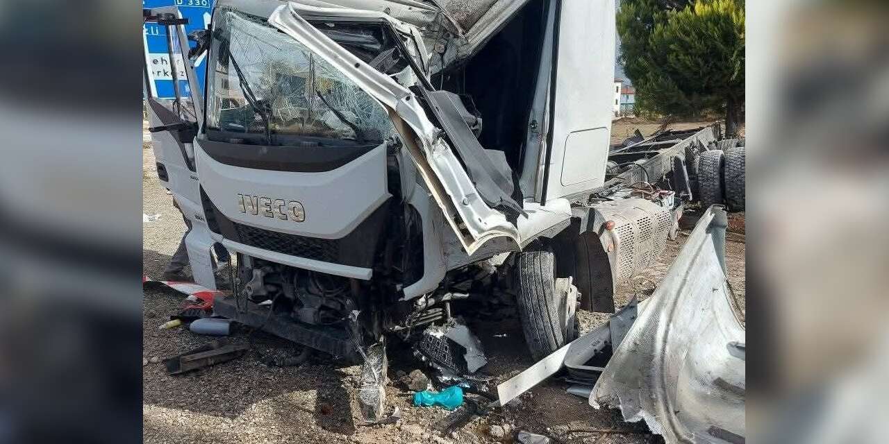 Meyve Yüklü Tır Devrildi