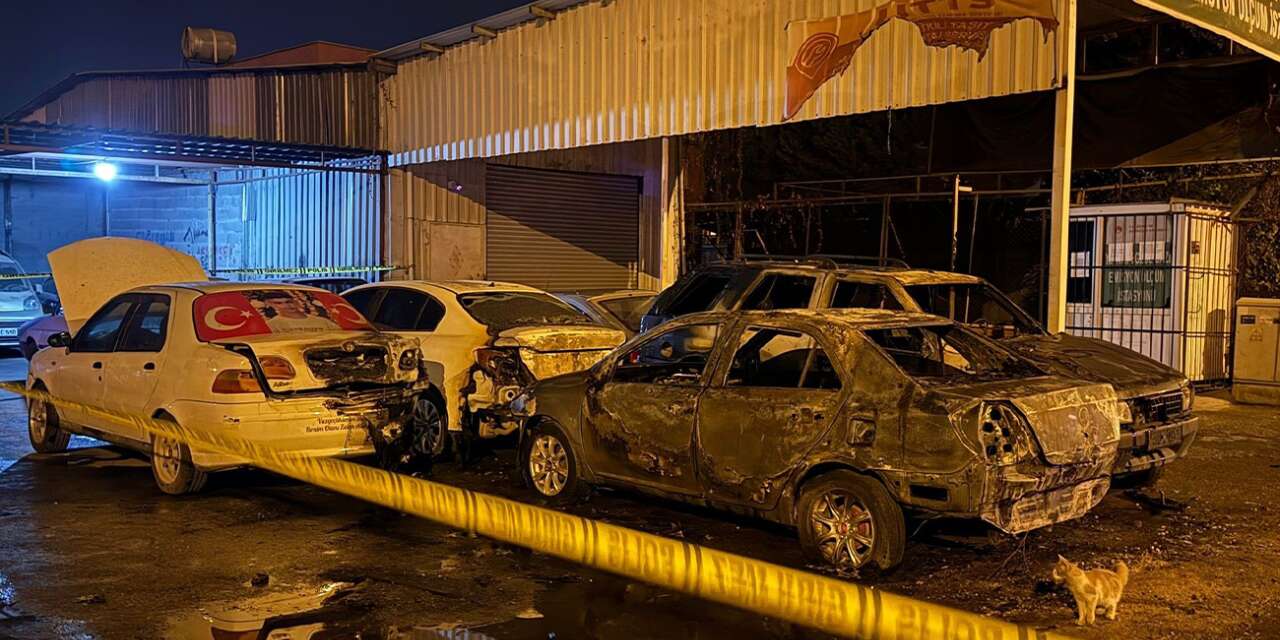 Gece Yarısı Vahşeti: Park Halindeki 5 Araç Kundaklandı